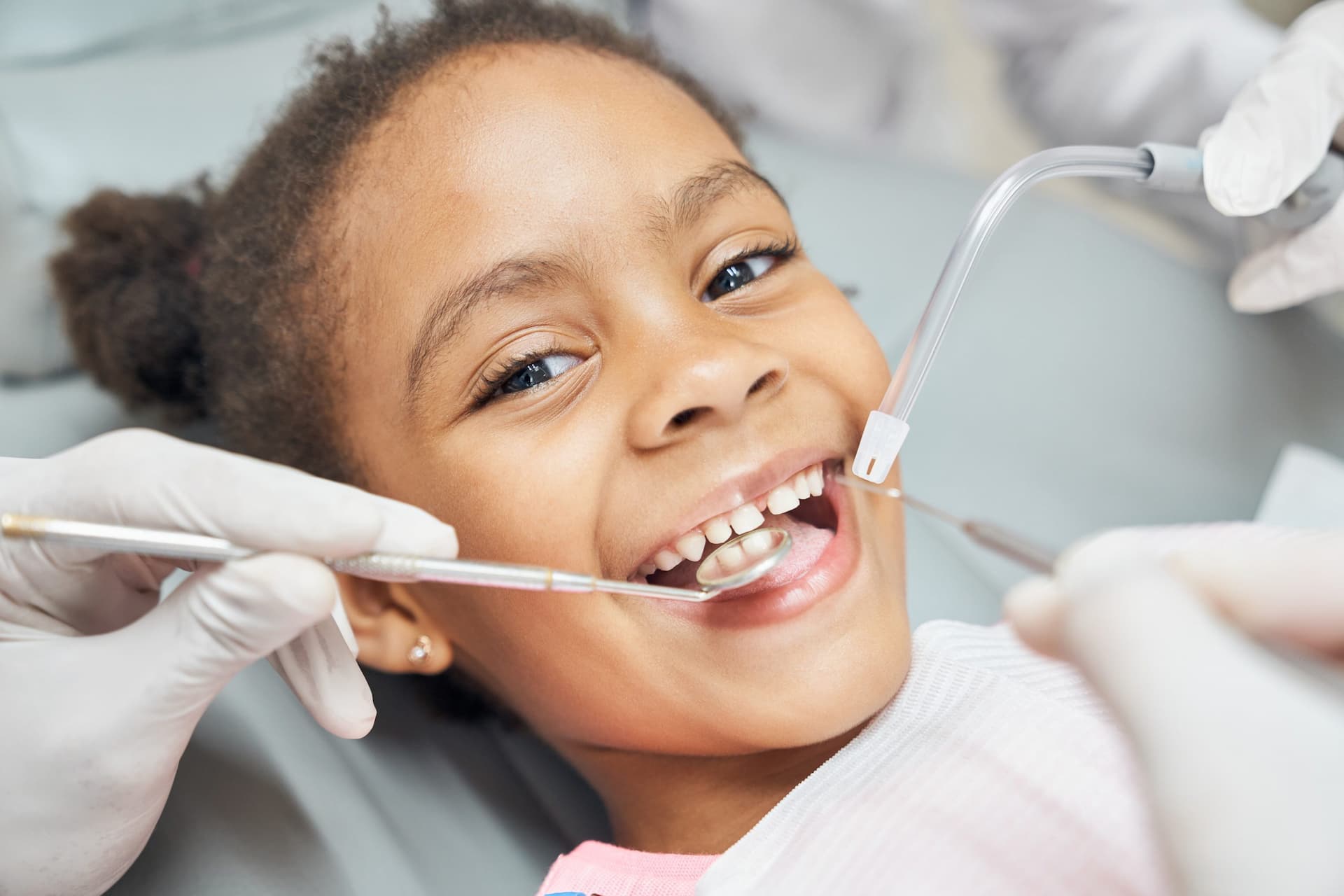 Nettoyage dentaire d'une jeune fille chez le dentiste